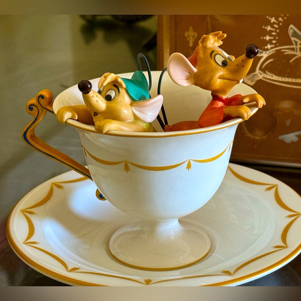 Walt Disney Classic Collection- Cinderella Gus and Jaq ..Tea for Two.